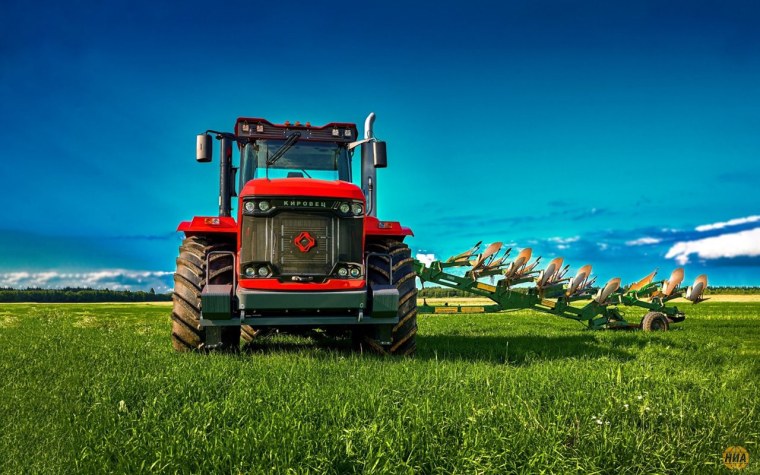 Трактор Джон Дир в поле вечером