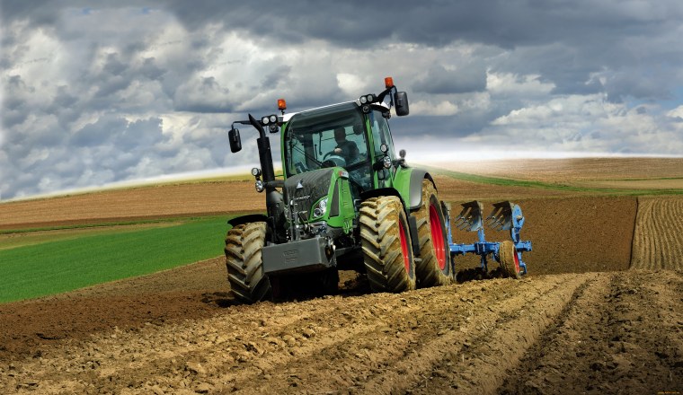 Трактор Джон Дир на поле обои