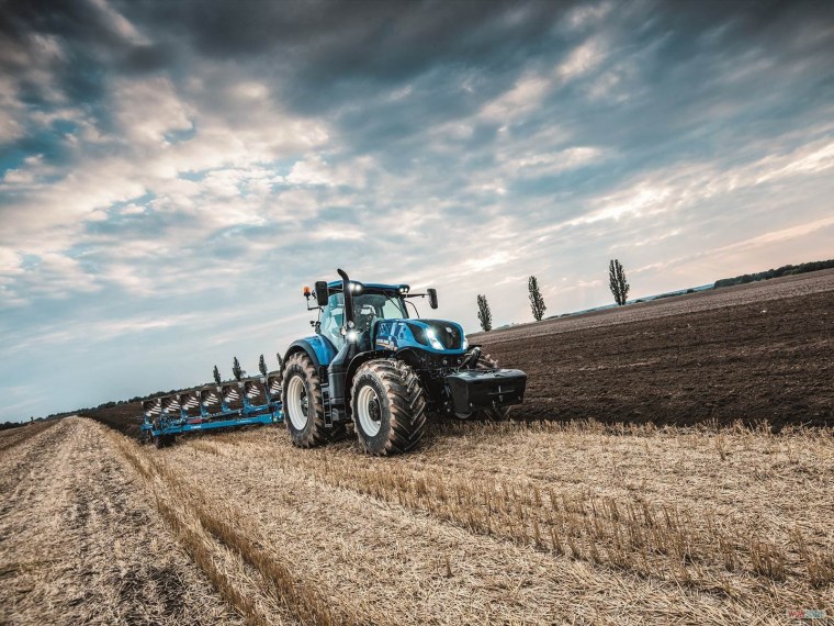 Трактор в поле