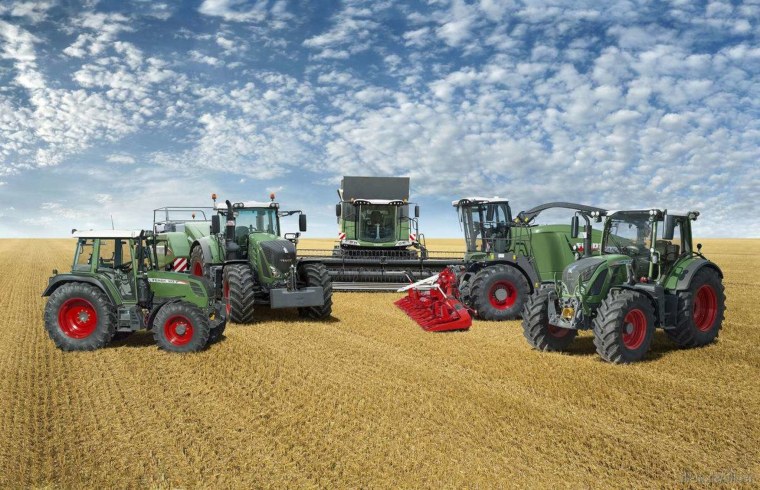 Трактор Аксион в поле