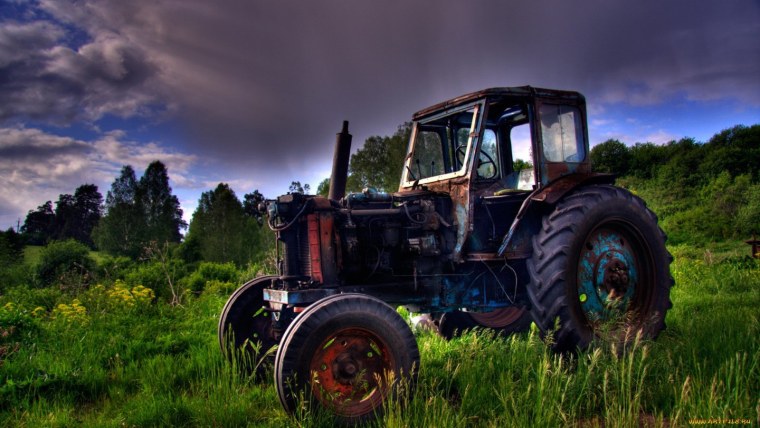 Трактор в поле
