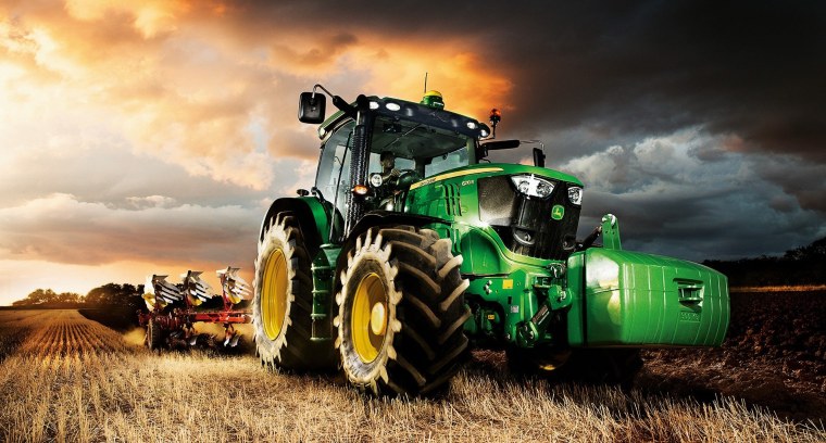 Трактор Беларус в поле