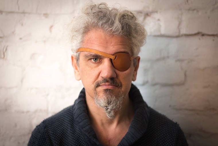 Красавчик в темных очках