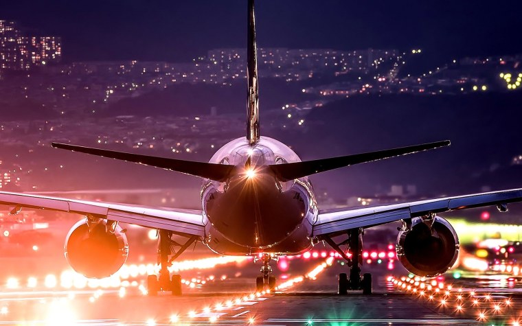 Самолет на взлетной полосе