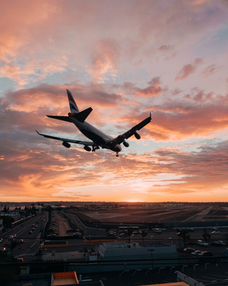 Самолет в небе арт