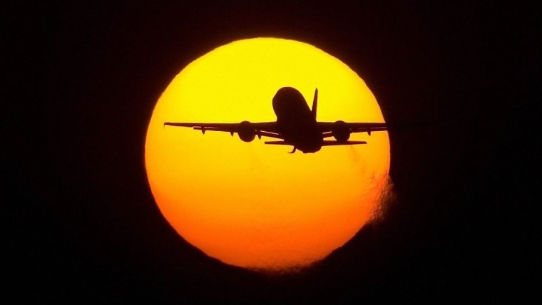 Самолет на фоне солнца