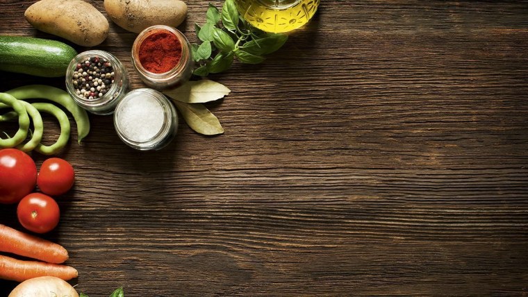 Овощи на деревянном столе