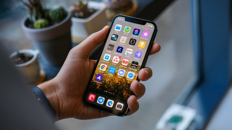 Iphone 13 в руке