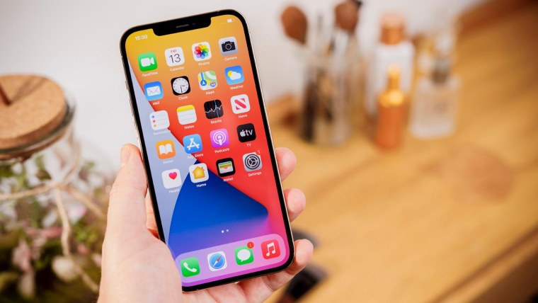 Человек со смартфоном