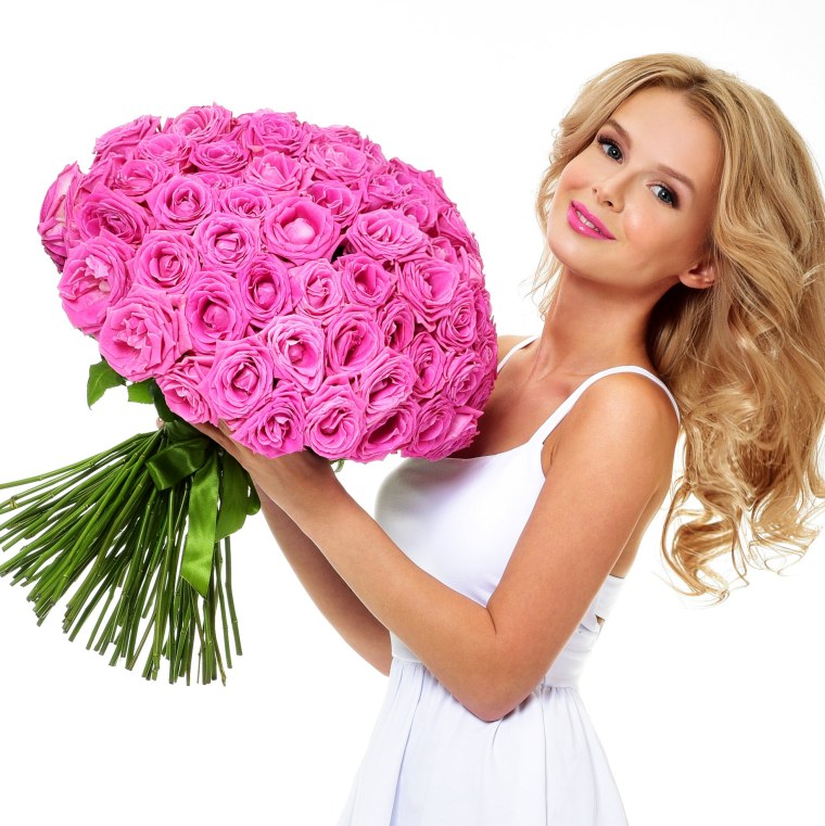 Женщина с цветами в руках