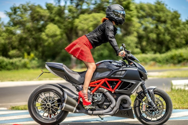 Ducati Diavel и девушка