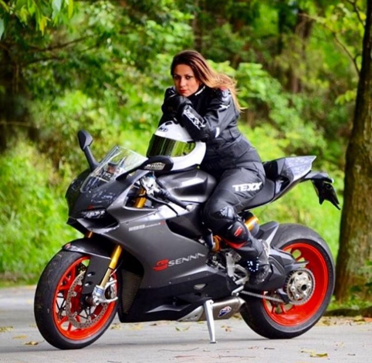 В чулках на мотоцикле