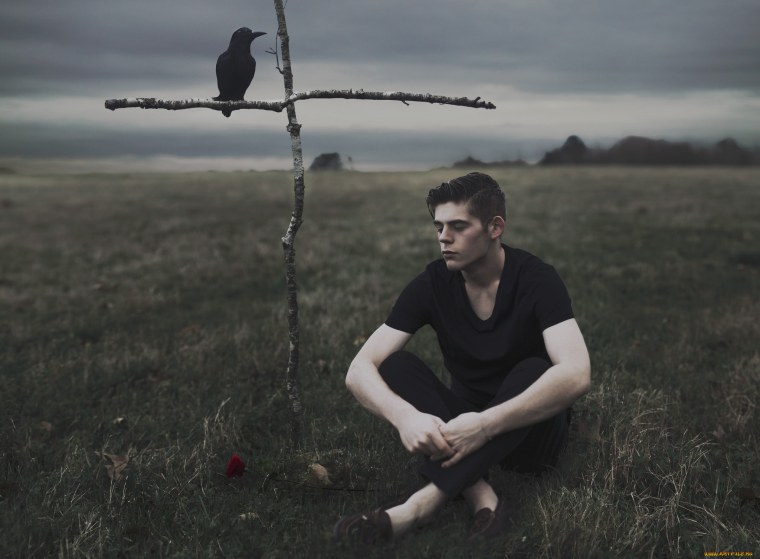 Парень ворон