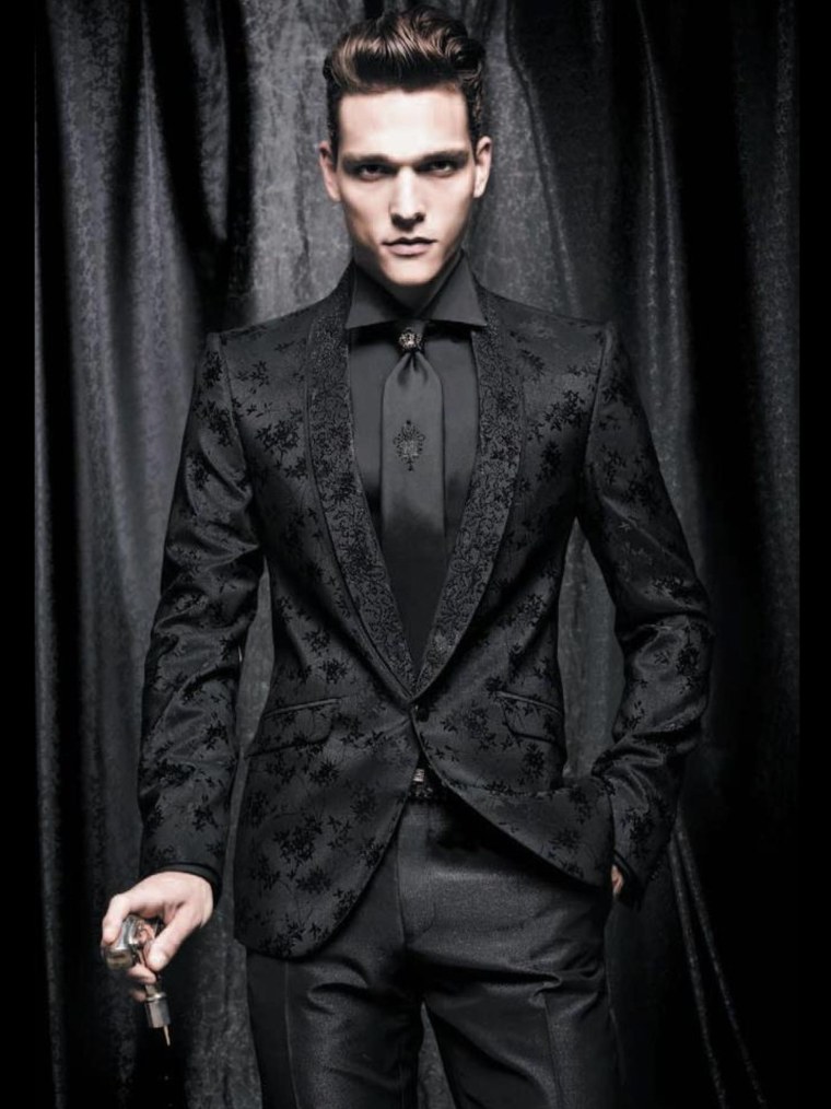 Мужчина в готическом стиле