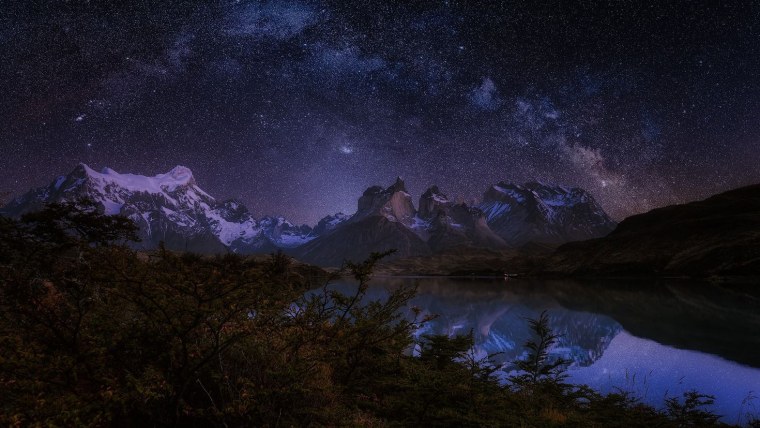 Гора Маттерхорн ночью Северное сияние