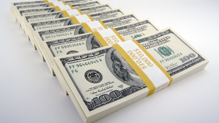 Пачка 100 долларовых купюр