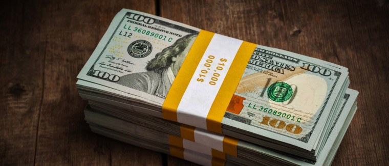 100 Долларов стопка