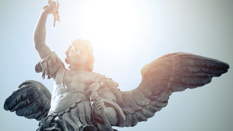 Статуя ангела с мечом