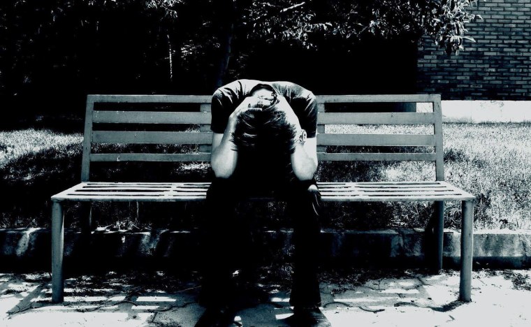 Парень на крыше ночью