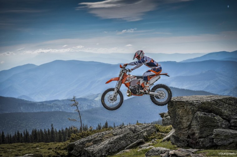 Мотоцикл эндуро КТМ В горах