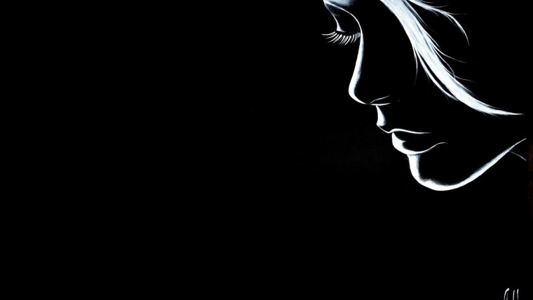 Силуэт девушки с волосами на черном фоне