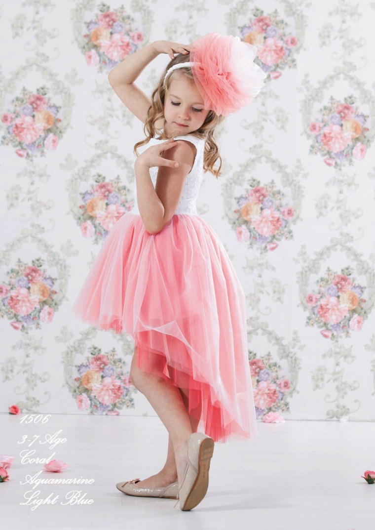 Девушка в розовом платке