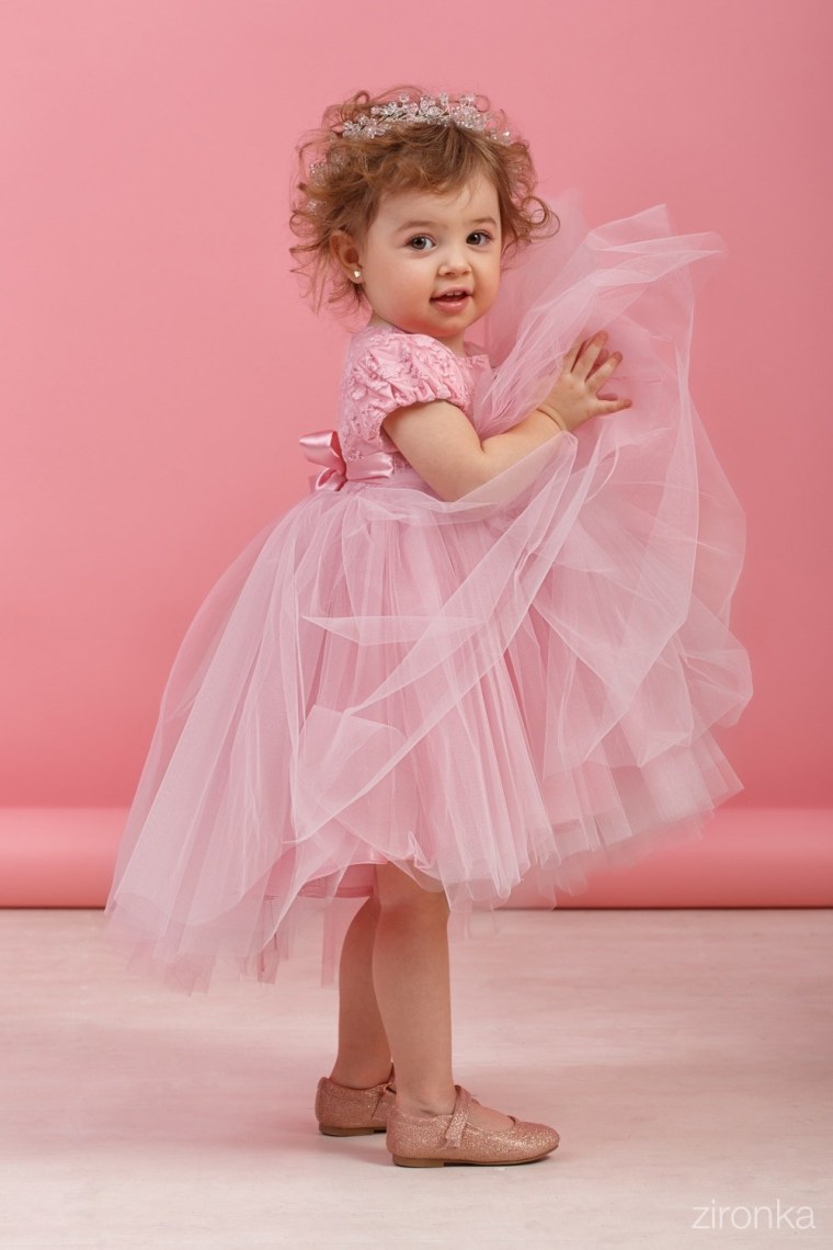 Девушка в розовом платье