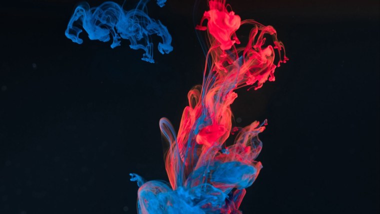 Девушка в маске с дымом