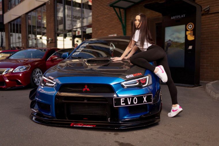 Человек возле машины в капюшоне