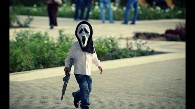 Парень на крутой тачке