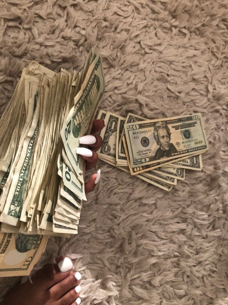 Купюра красная фон