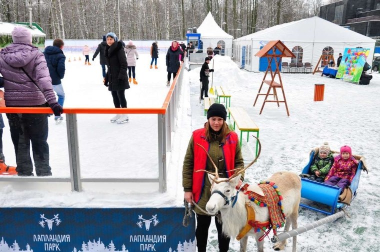 Каток на красной площади ночью
