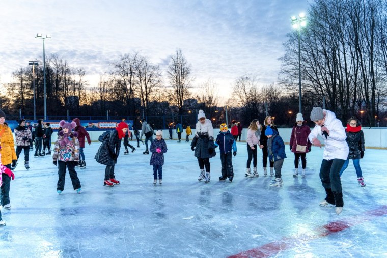 Кататься на коньках