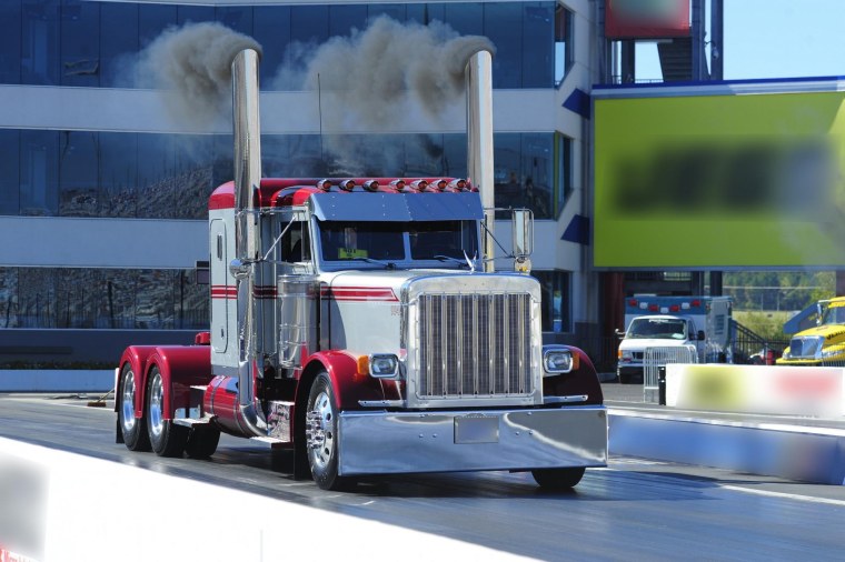 Машина Петербилт 379