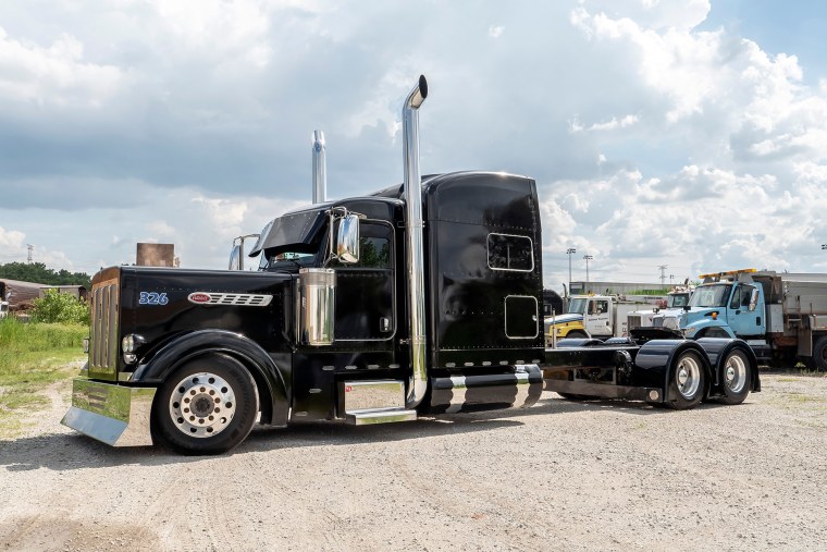 Американский грузовик Peterbilt 379