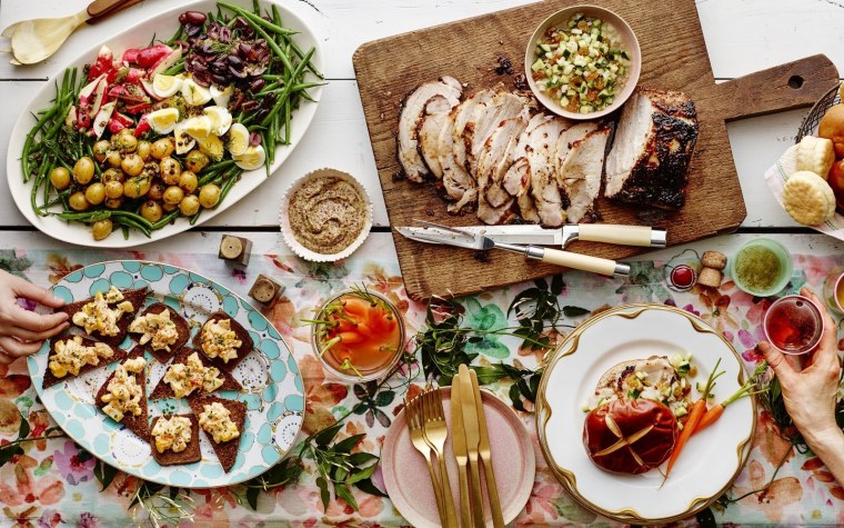 Еда на деревянном столе