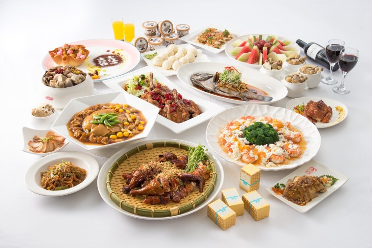 Стол в кафе с едой