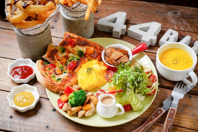 Много еды на столе