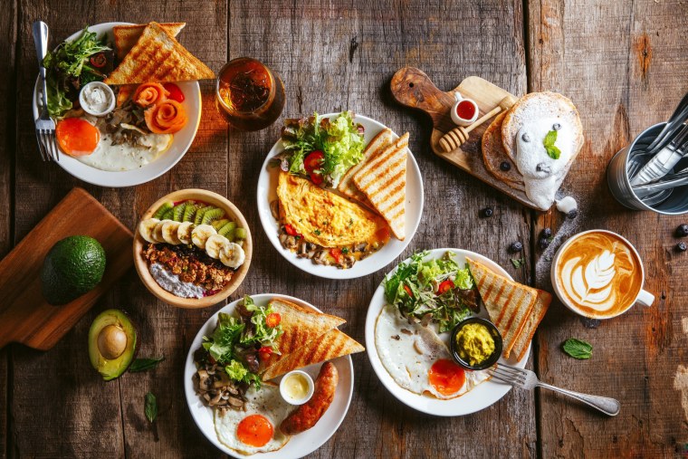 Много еды на тарелке