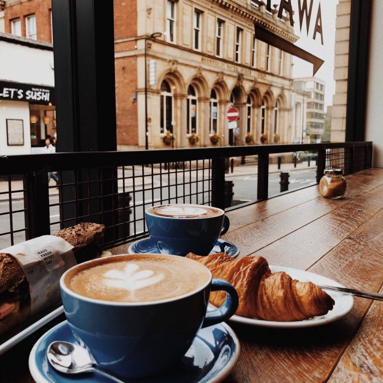 Чашка кофе в кафе на улице