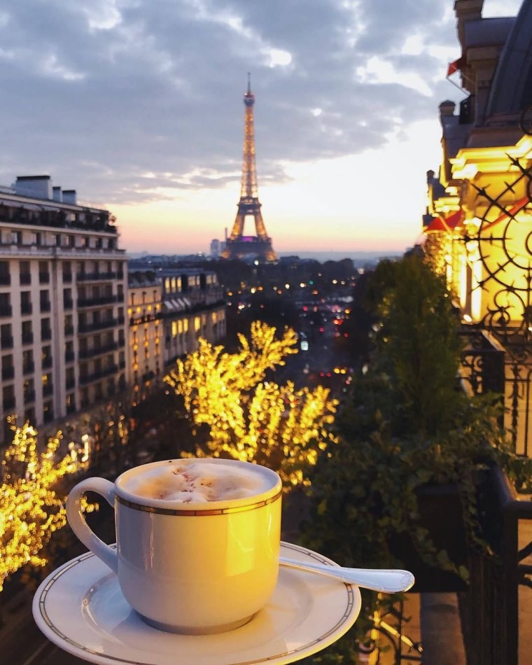 Завтрак в летнем кафе