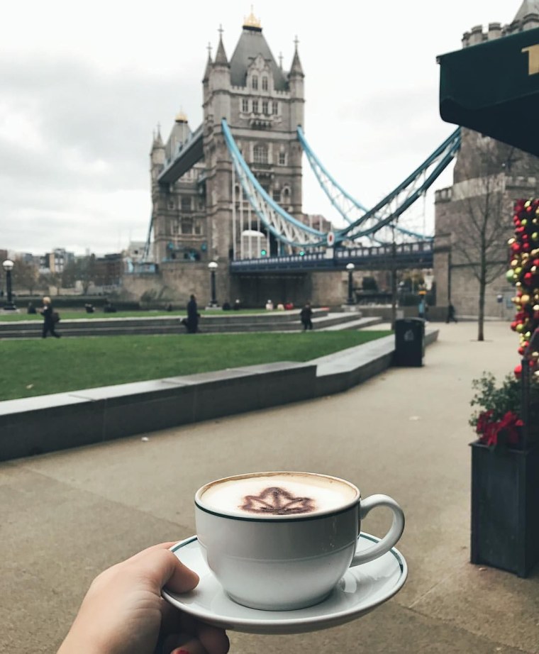 Чашка кофе на улице