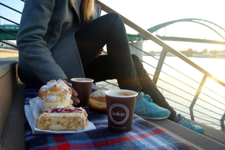 Чашка кофе в кафе на улице