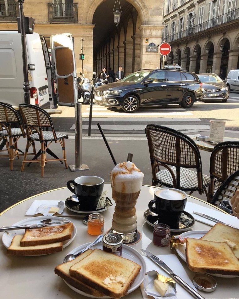 Утро в парижском кафе