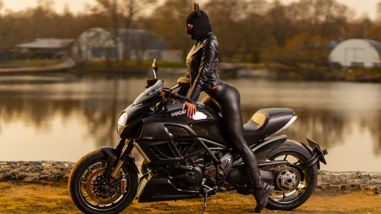 Ducati Diavel и девушка