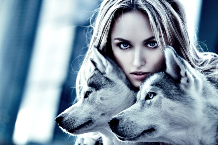 Красивая девушка с волком