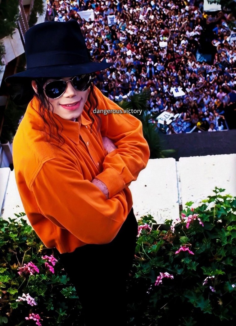 Майкл Джексон в шляпе и очках