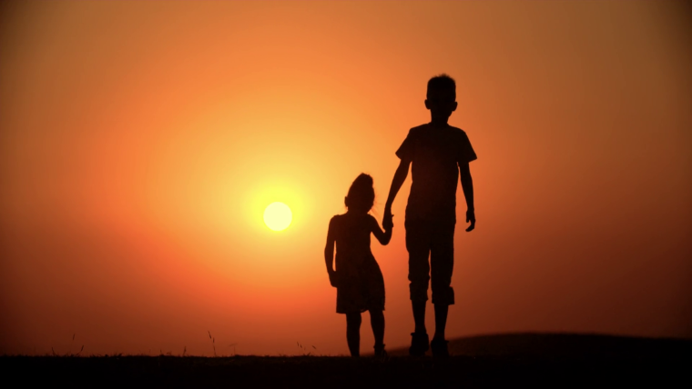 Силуэт брат и сестра