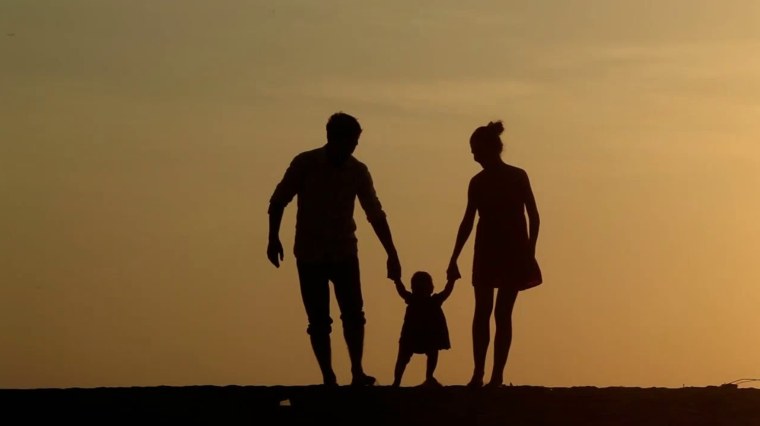 Силуэт счастливой семьи из трёх человек