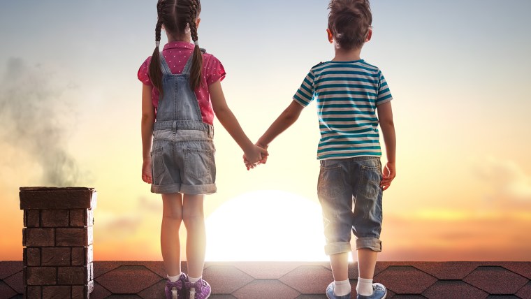 Мальчики и девачкадержатся за руки